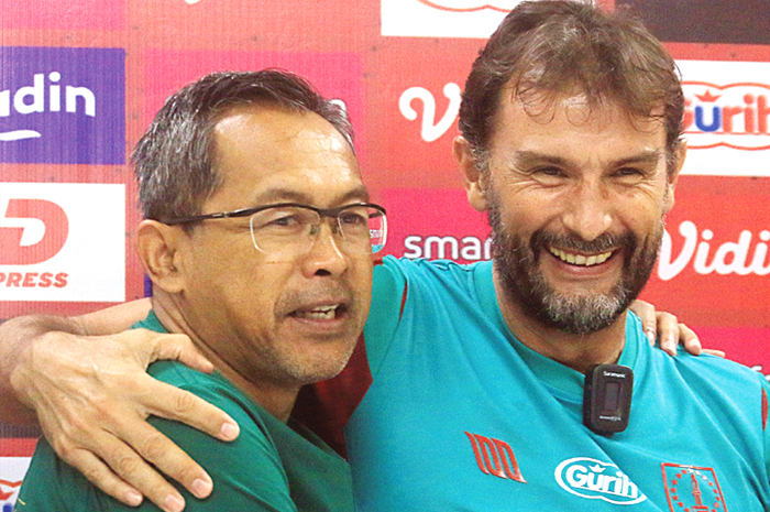 SALING RESPEK: Aji Santoso dan Leonardo Medina dalam sesi press conference di Stadion Manahan, Solo, Jumat (23/6). - Image