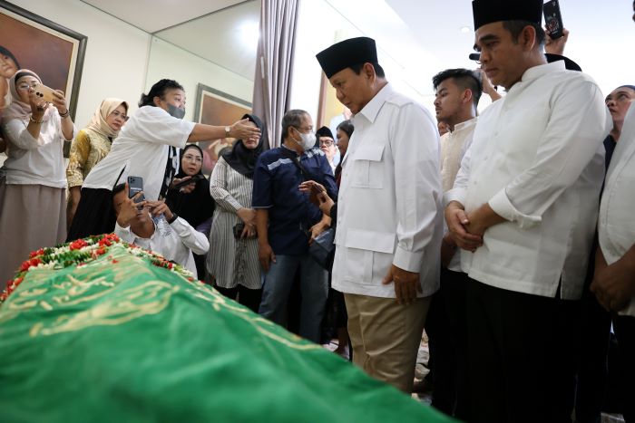 Ketua Umum Partai Gerindra Prabowo Subianto melayat ke rumah duka Wakil Ketua Komisi III DPR RI Desmond Junaidi Mahesa di Jalan Saco 1 Nomor 1, RT1/RW4, Ragunan, Pasar Minggu, Jakarta Selatan. - Image