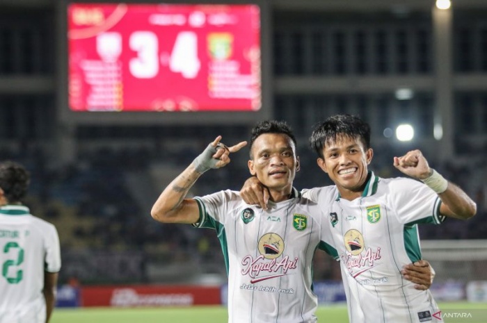 Ferdinand Sinaga (kiri) merayakan selebrasi kemenangan Persebaya Surabaya atas Persis Solo di laga persahabatan. Aji Santoso kini sudah mengantongi pemain utama Persebaya jelang Liga 1. - Image