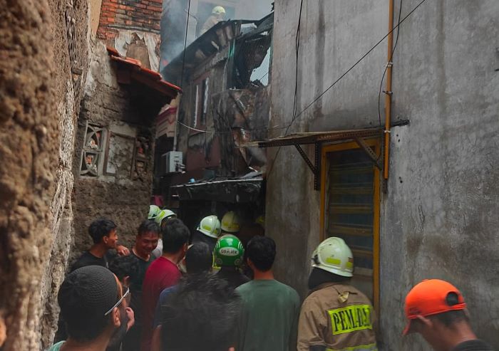 Api melalap sejumlah rumah di Jalan Tangki, Gang Ibrahim RT012/RW06, Tangki, Tamansari. (Suku Dinas Penanggulangan Kebakaran dan Penyelamatan (Gulkarmat) Jakarta Barat) - Image