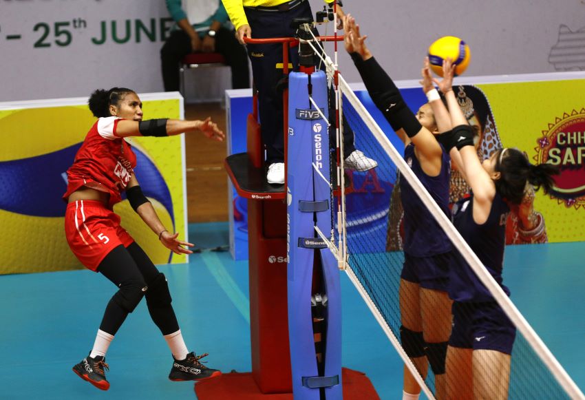 Mediol Yoku (kiri) melancarkan smash saat Indonesia menghadapi Taiwan di semifinal AVC Challenge Cup, Sabtu (24/6). - Image