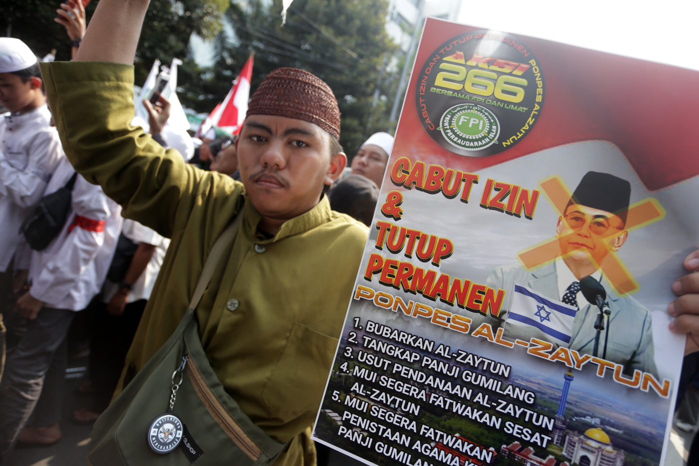 Massa melakukan aksi unjuk rasa di halaman kantor Kementerian Agama, Jakarta, Senin (26/6/2023). Dalam orasinya mereka mendesak Kementerian Agama untuk segera mencabut izin Pondok Pesantren Al-Zaytun karena dinilai telah menyebarkan ajaran sesat kepada sa - Image