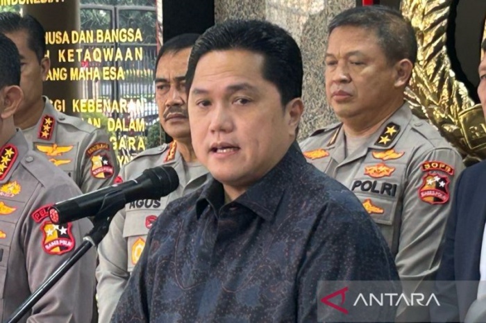 Erick Thohir usai bertemu dengan Kapolri Listyo Sigit Prabowo di Jakarta, Senin (26/6). - Image