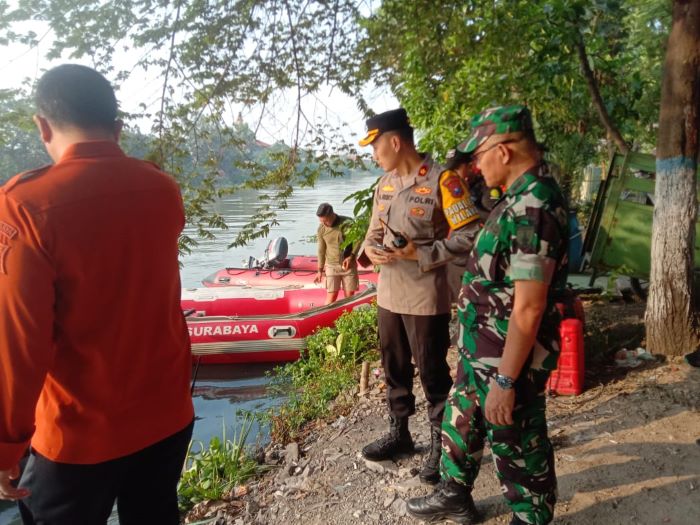 Petugas gabungan masih mencari bocah tenggelam di Sungai Rolak, Kota Surabaya. - Image
