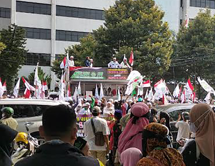 Forum Persaudaraan Islam (FPI) melakukan aksi demonstrasi terkait keberadaan Pondok Pesantren Al Zaytun yang berpolemik. Mereka melakukan demonstrasi di Kantor Kementerian Agama dan Kemenpolhukam - Image