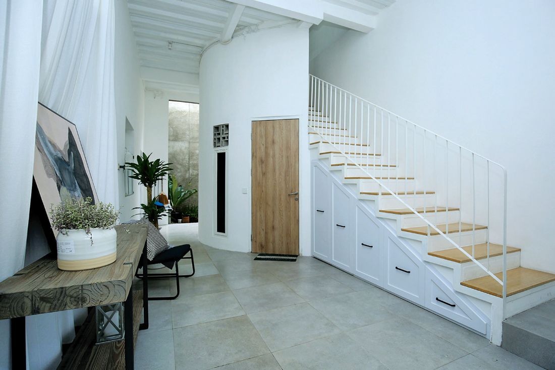 AKSEN LENGKUNG: Ruangan pertama yang membuat di lantai 1. Area bawah tangga dijadikan storage.