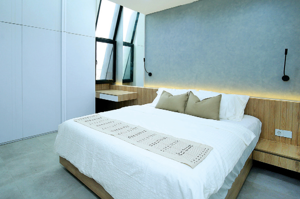 MASTER BEDROOM: Warna putih mendominasi interior, dipadukan dengan abu-abu dan nuansa kayu. Misalnya, pada kamar tidur utama.