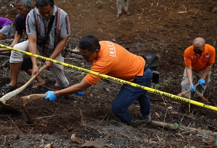 Polisi melakukan proses olah TKP di lokasi penemuan empat kerangka bayi di Purwokerto, Banyumas, Jawa Tengah, Kamis (22/6). - Image
