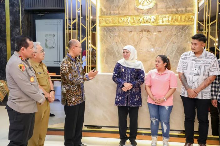 Gubernur Khofifah Indar Parawansa menerima 6 pekerja migran Indonesia (PMI) asal Jawa Timur korban tindak pidana perdagangan orang (TPPO) di Thailand. - Image