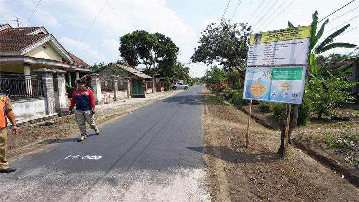 Pemkab Banyuwangi melakukan pemeliharaan dan pembangunan jalan poros antar kecamatan. Dari 62 ruas jalan yang direncanakan dibangun pada 2023, telah dilakukan pekerjaan di 42 titik. (Istimewa). - Image