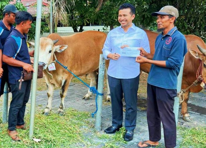 Wagub Emil Elestianto Dardak membeli sapi milik warga Kecamatan Arjasa, Pulau Kangean, Madura, untuk kurban pada Hari Raya Idul Adha 2023. - Image