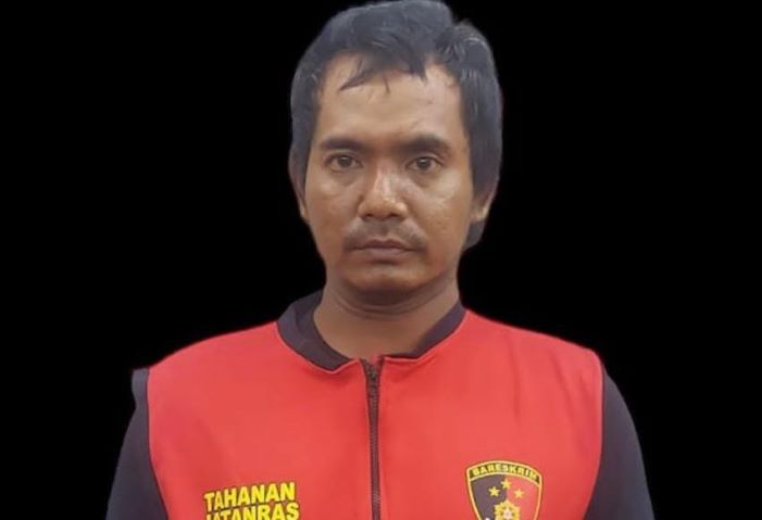 Polrestabes Surabaya berhasil membekuk F, pengendara motor dengan sandal berpaku. - Image