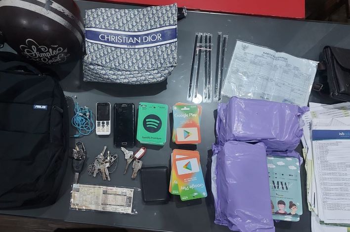 Barang bukti pelaku gembos ban dengan memasang paku dari jari-jari payung di sandal warga Jalan Sidorukun Dupak Krembangan, Surabaya. - Image