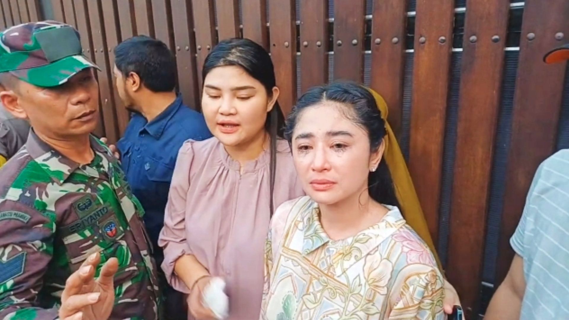 Dewi Perssik usai bertemu dengan pihak RT 06 RW 04 Lebak Bulus Jakarta Selatan./Abdul Rahman - Image