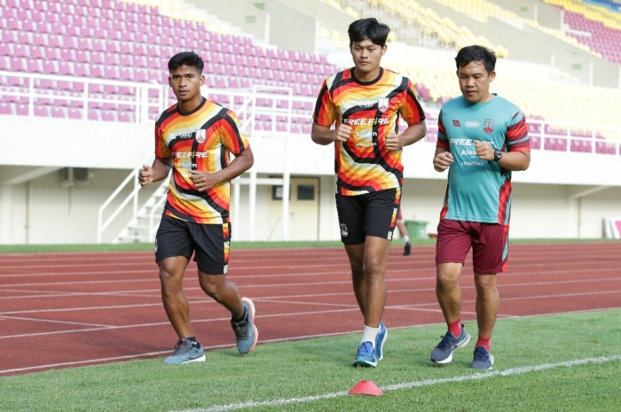 Striker Persis Irfan Jauhari (kiri) menjalani latihan terpisah setelah mengalami masalah di bagian lutut. Dia diyakini tak akan tampil menghadapi Persebaya Surabaya, Sabtu (1/7). - Image