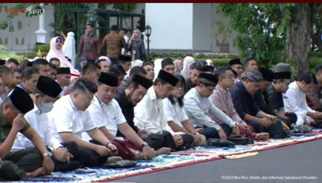 Presiden Joko Widodo (Jokowi) bersama Ketua MK Anwar Usman menjalani salat Idul Adha di halaman Gedung Agung, Istana Kepresidenan, Jogjakarta, Kamis (29/6). - Image