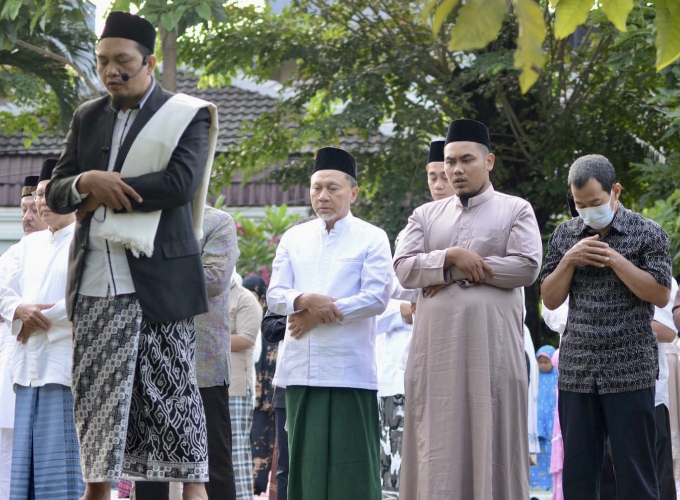 Menteri Agama Zulkifli Hasan saat melaksanakan ibadah shalat Idul Adha 1444 Hijriah/2023 M di Masjid Al Husna, Komplek Cipinang Indah, Jakarta Timur, Kamis (29/6). - Image