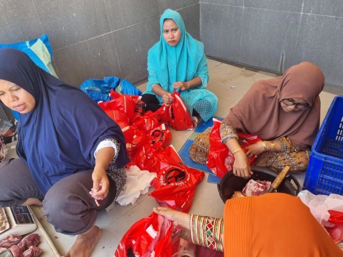 DPD PDI Perjuangan Jatim dan 38 DPC PDI Perjuangan se-Jawa Timur bagikan hewan kurban ke masjid masing-masing wilayah. - Image