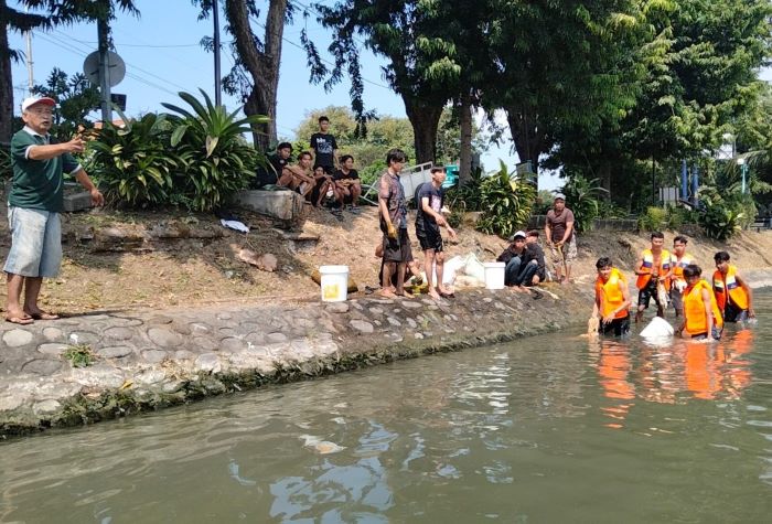 DLH Surabaya gelar perasi yustisi tertibkan warga yang mencuci rumen atau membuang jeroan hewan kurban menyisir Sungai Kalimas di Kawasan Jalan Ngagel Surabaya. - Image