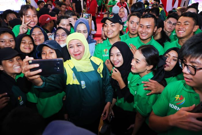 Gubernur Jawa Timur Khofifah Indar Parawansa melepas kontingen Komite Olahraga Rekreasi Masyarakat Indonesia (KORMI) Jatim. - Image