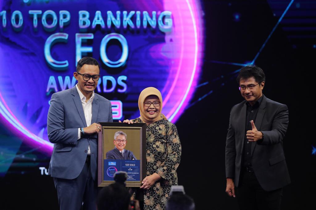 Penerimaan penghargaan di Ajang Indonesia Innovation Awards 2023. - Image