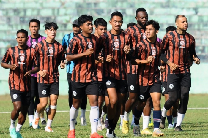 Pemain Arema FC intensif menjalani latihan rutin. Mereka bahkan siap menghadapi laga perdana kontra Dewa United, Minggu (2/7). - Image