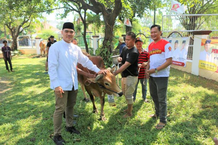 Posko relawan Bambang Haryo Soekartono (BHS) menyembelih 16 ekor sapi kurban di kawasan Gunungsari Indah. - Image
