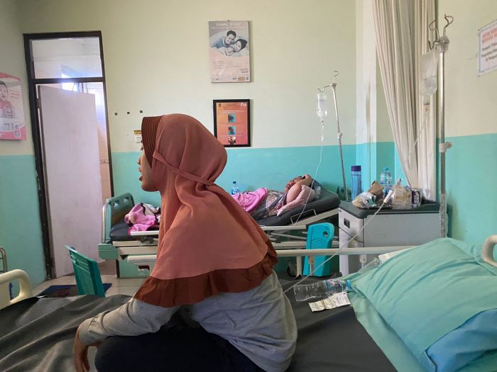 Warga Surabaya mendapat perawatan medis diduga keracunan masakan olahan daging kurban. - Image