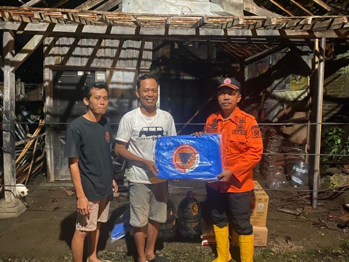 Pemprov Jatim kirimkan bantuan kedaruratan bencana berupa 150 paket sembako dan 100 terpal ke Kabupaten Pacitan, Sabtu (1/7). - Image