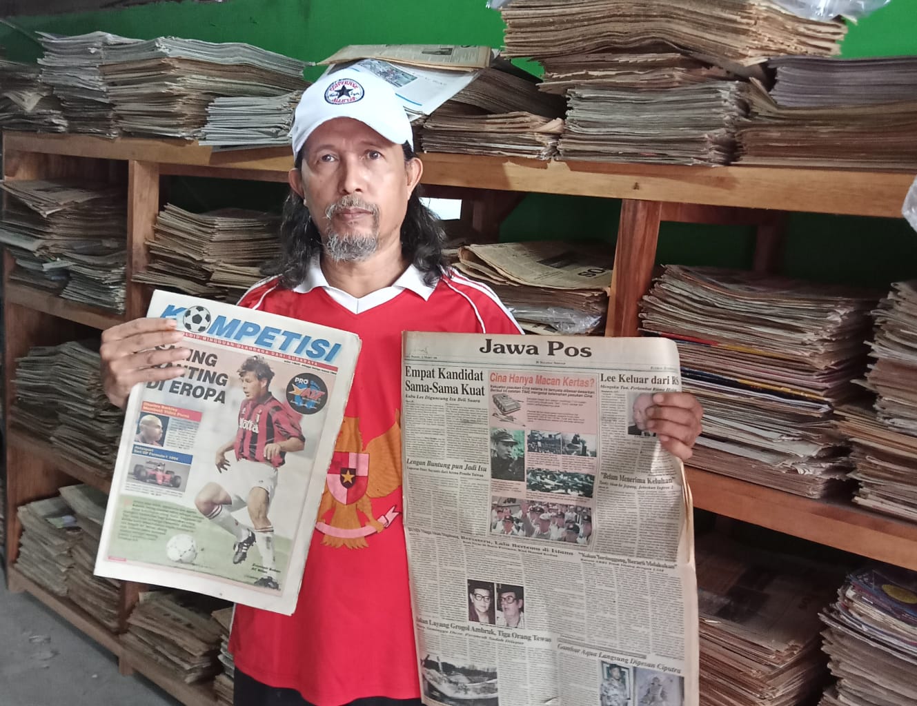 Sudaryanto memamerkan koleksi koran-koran Jawa Pos zaman lawas. - Image
