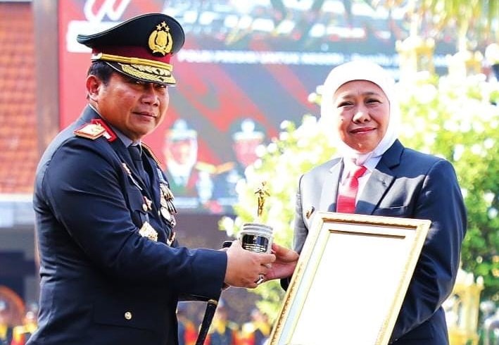 Gubernur Jawa Timur Khofifah Indar Parawansa menerima penghargaan Tanhana Dharma Mangrva dari Polda Jatim pada Hari Bhayangkara ke-77. - Image