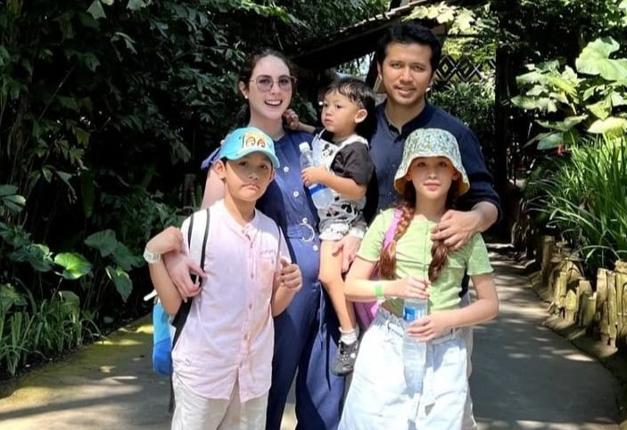 Wakil Gubernur Jawa Timur Emil Dardak bersama istri Arumi Bachsin dan anak-anaknya. - Image