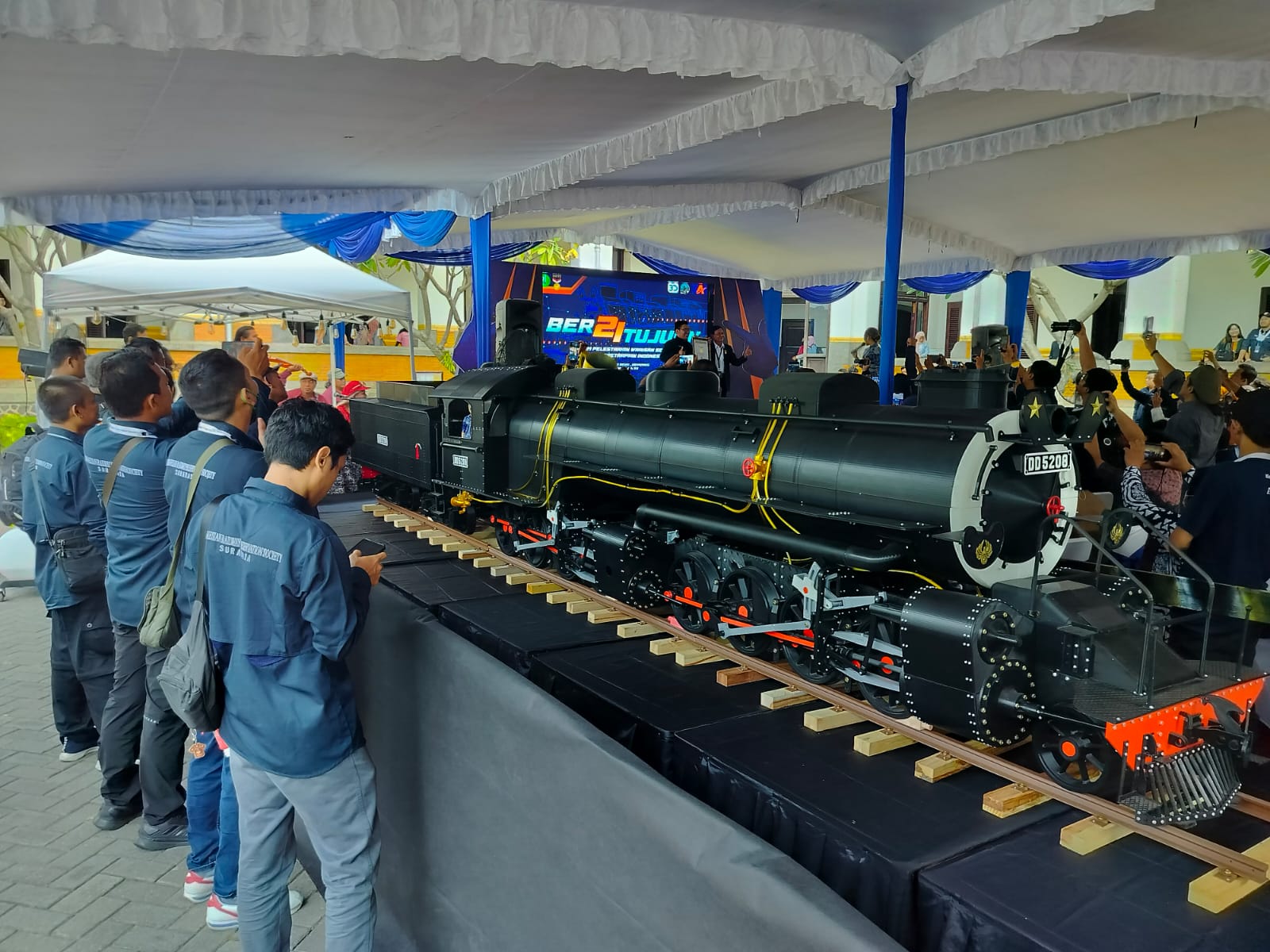 PT Kereta Api Indonesia (Persero) bersama dengan Indonesia Railway Preservation Society (IRPS) dan Tridi Zaiku Indonesia (3D Zaiku) mencatatkan 3 rekor Museum Rekor-Dunia Indonesia (MURI) sekaligus. - Image