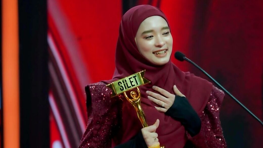 Inara Rusli raih Silet Awards. Foto : Instagram/@mommy_starla. - Image