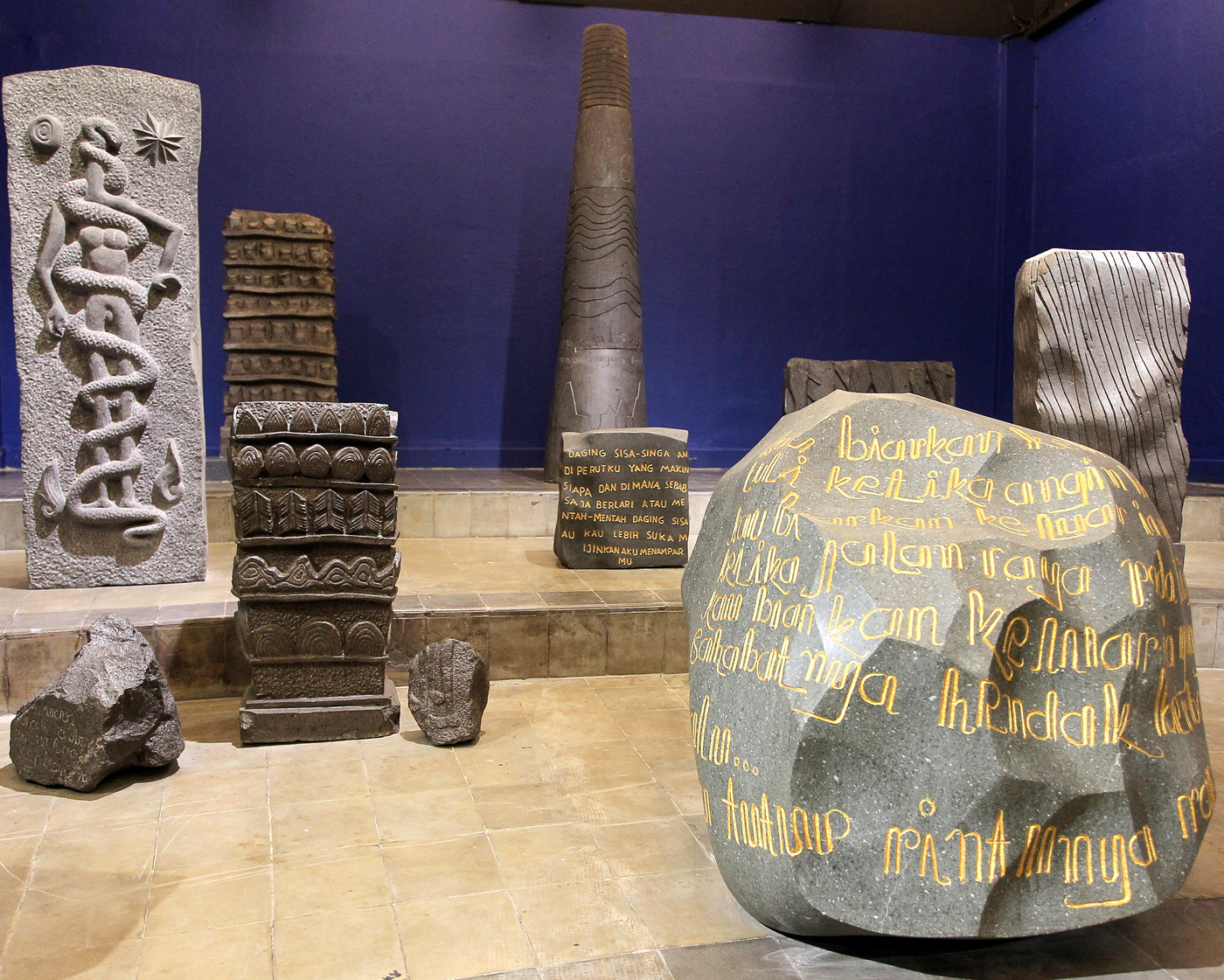 SEBAGAI TETENGER: Instalasai berjudul The Archaeology Story milik seniman Ugo Untoro menjadi salah satu karya yang dipamerkan di ArtJog 2023 ini. - Image