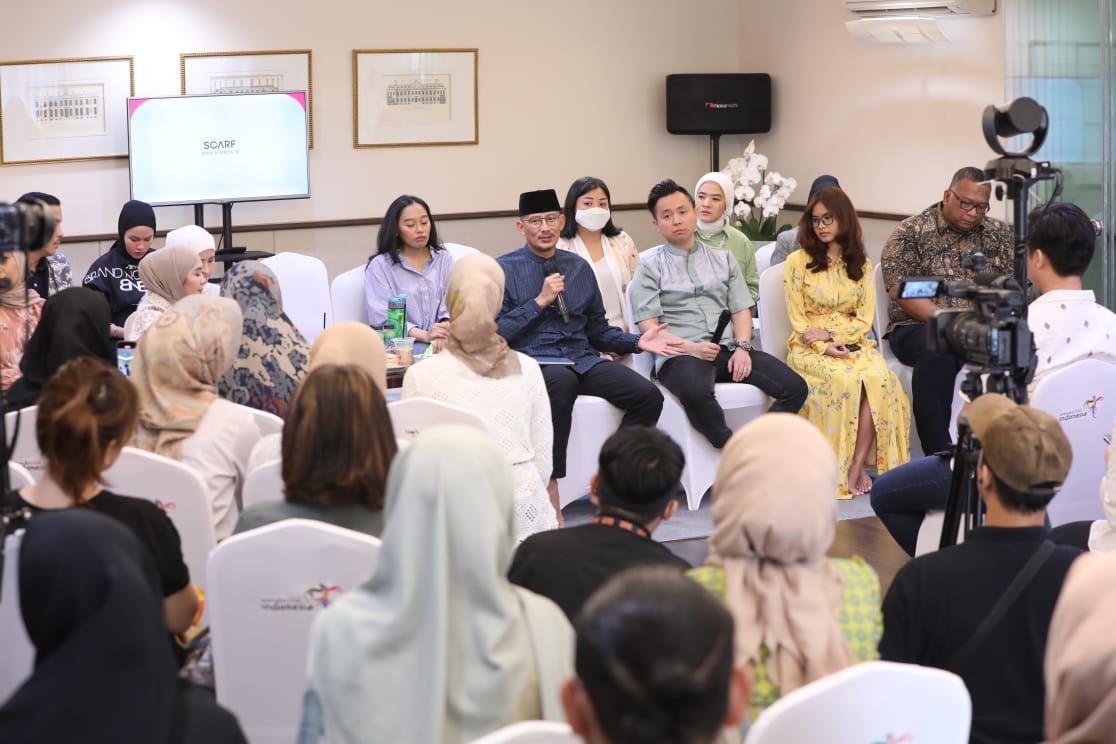 Menteri Pariwisata Dan Ekonomi Kreatif Sandiaga Uno kembali menjadi moderator pada Kajian Ekonomi series 10 Road To Muslimah Creative Day 2023 di Rumah Dinas Kemenparekraf, Jakarta Selatan. - Image