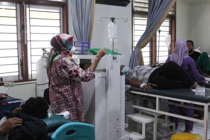 Korban keracunan daging kurban Idul Adha, menjalani rawat inap. Mereka menjalani rawat inap di sejumlah rumah sakit di Kota Surabaya. - Image