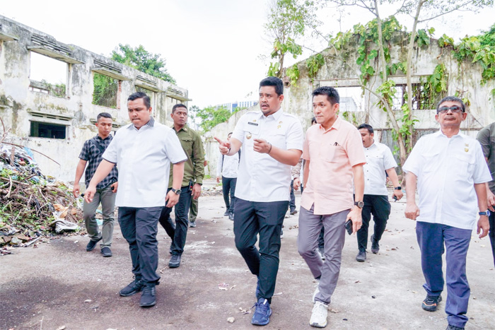 Wali Kota Medan Bobby Nasution saat melakukan peninjauan lapangan melihat langsung penanganan pembangunan di Kota Medan. (Istimewa). - Image