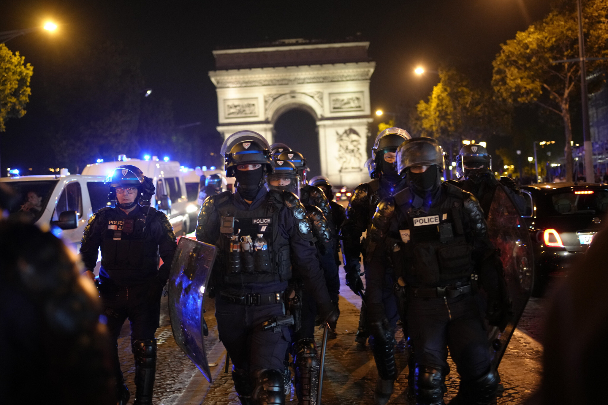 Polisi berpatroli di depan Tugu Arc de Triomphe, Champs Elysees, Paris pada Sabtu (1/7/2023). (Timesofisrael.com/ AP/Christophe Ena) - Image