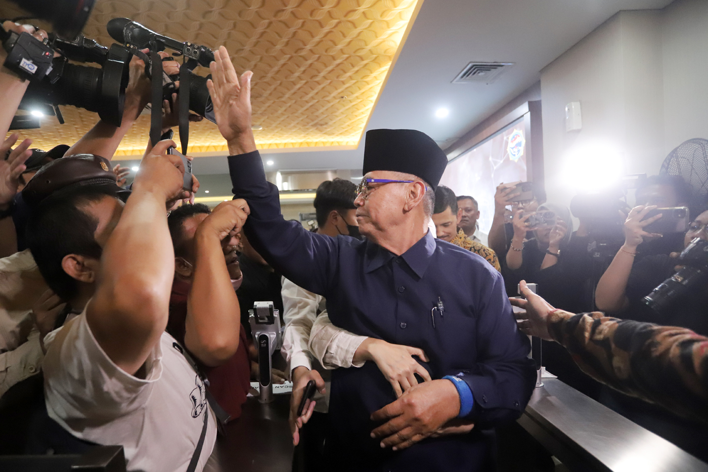 Pimpinan Ponpes Al Zaytun Panji Gumilang memenuhi panggilan penyidik Dittipidum Bareskrim Polri terkait kasus dugaan penistaan agama. - Image