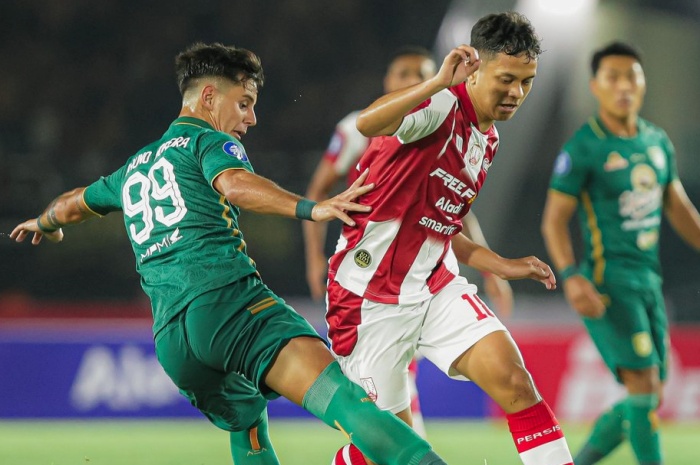Persis Solo saat menghadapi Persebaya Surabaya di Stadion Manahan, Sabtu (1/7). (Twitter/@persisofficial) - Image