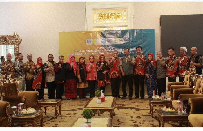 Universitas Negeri Jakarta (UNJ) gelar program pelatihan bagi guru, siswa, dan karang taruna di Desa Cianjur, Senin (3/7). - Image