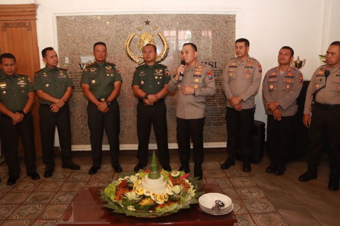 Danrem 084 Bhaskarajaya Brigjen TNI Terry Tresna Purnama bersama jajaran TNI temui Kapolrestabes Surabaya Kombespol Pasma Royce di Mapolrestabes Surabaya, Selasa (4/7), pada HUT ke-77 Polri. - Image