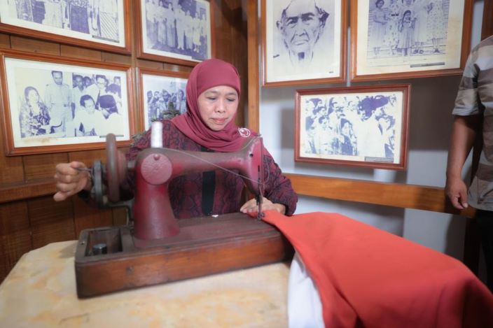 Gubernur Jawa Timur Khofifah Indar Parawansa berkunjung ke Rumah Ibu Fatmawati Soekarno dan Rumah Pengasingan Bung Karno di Bengkulu, Minggu (2/7). - Image