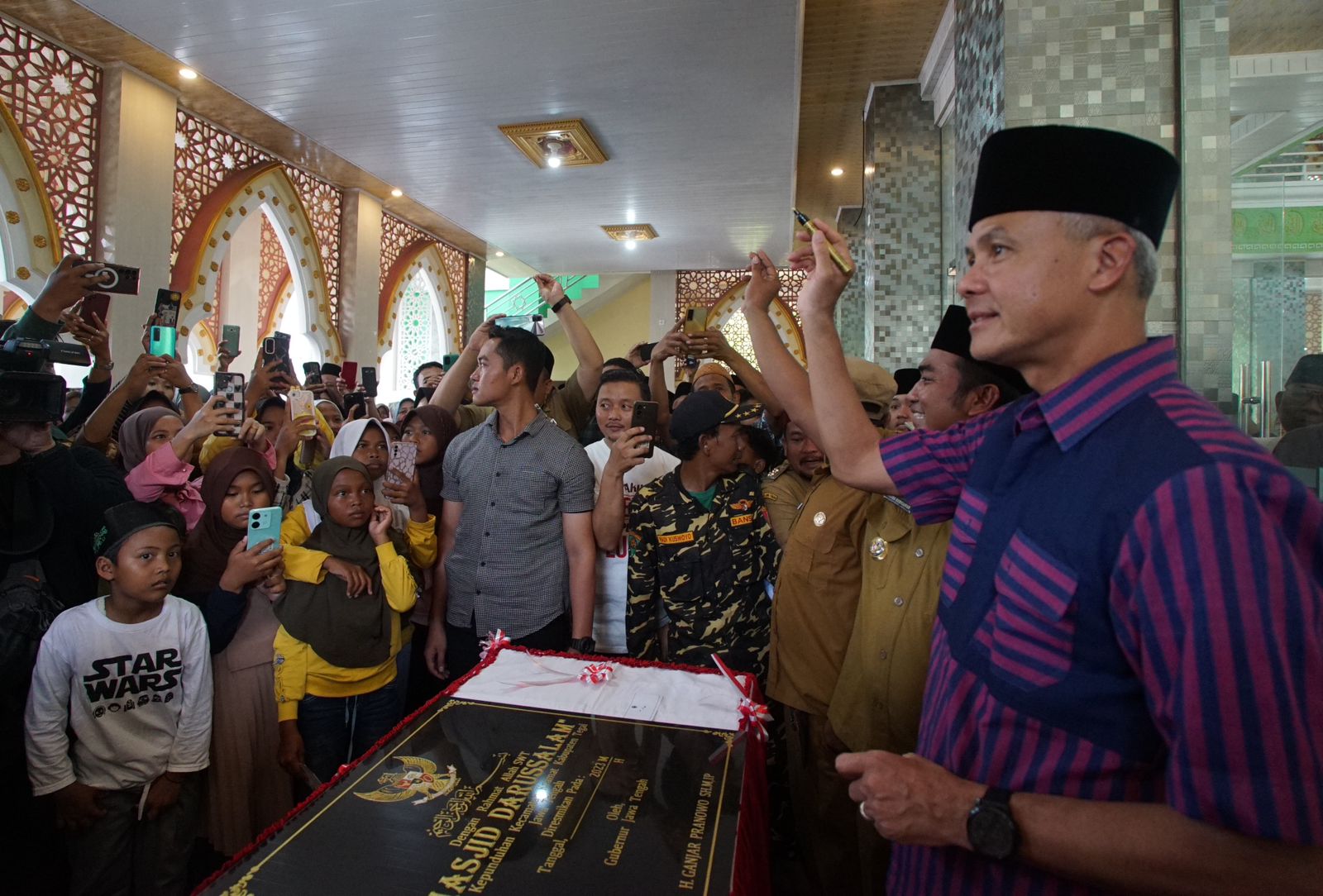 Gubernur Jawa Tengah Ganjar Pranowo meresmikan Masjid Darussalam yang berada di Desa Kepunduhan, Kecamatan Kramat, Kabupaten Tegal pada Selasa (4/7) siang. - Image