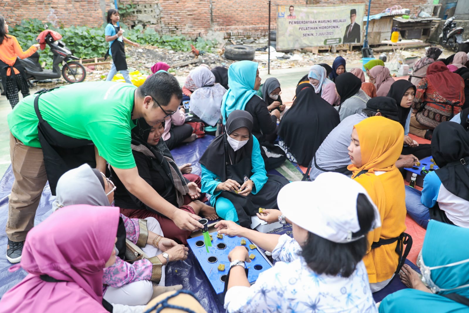 UMKM Sahabat Sandi memilih pelatihan warung hidroponik sebagai bentuk mendorong peluang usaha baru bagi ratusan masyarakat di Kecamatan Cakung, Jakarta Timur. - Image