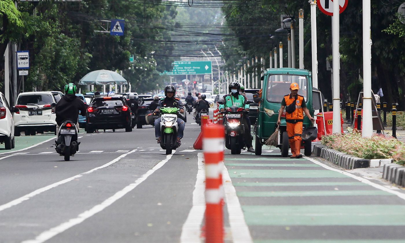 Sejumlah kendaraan melintas pada jalur sepeda di kawasan Wahid Hasyim, Jakarta. Kepala Dinas Perhubungan (Dishub) DKI Jakarta Syafrin Liputo memastikan akan menambah jalur sepeda pada tahun ini. Jalur sepeda akan dibangun di permukiman sehingga dapat terh - Image