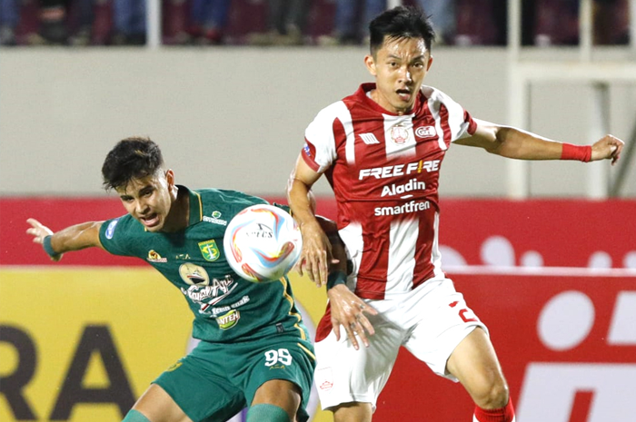 LANGSUNG GRENG: Bruno Moreira (kiri) berebut bola dengan gelandang Persis Sutanto Tan. Di laga perdana Liga 1 2023–2024 (1/7), Bruno langsung mencetak dua gol untuk Persebaya. - Image