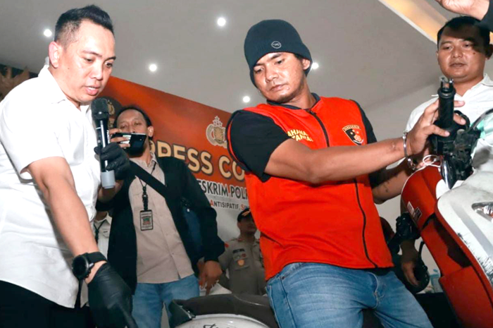 RESIDIVIS: Falin (tengah) mempraktikkan modus pencuriannya di Polrestabes Surabaya Selasa (4/7). - Image