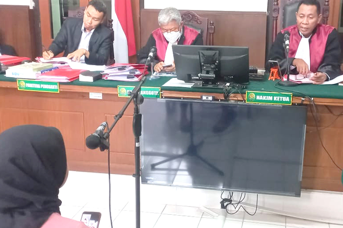 JADI SAKSI: Cintya Dewi memberikan kesaksian untuk tetangganya, terdakwa Mardiana, dalam sidang di Pengadilan Negeri Surabaya. - Image